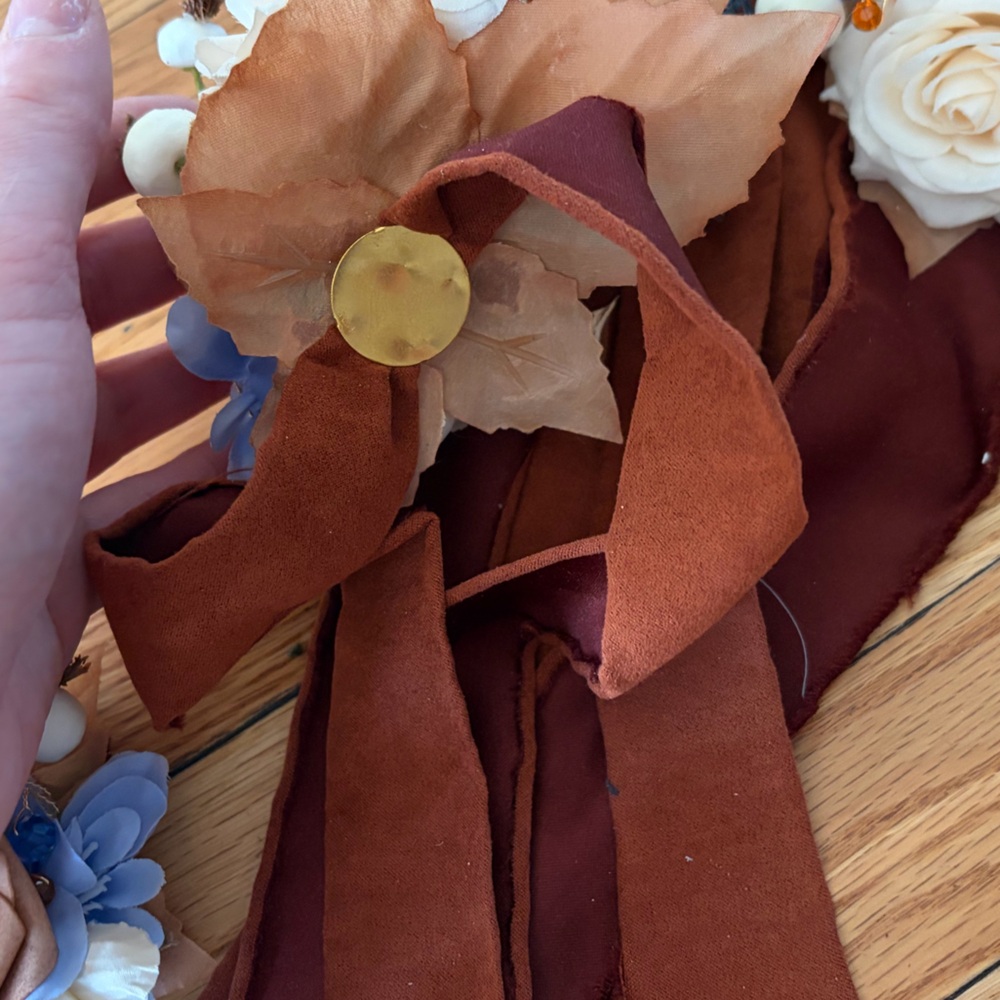 Lings moment wrist shoulder  corsages and BOUTONNIERES - Picture 10 of 15